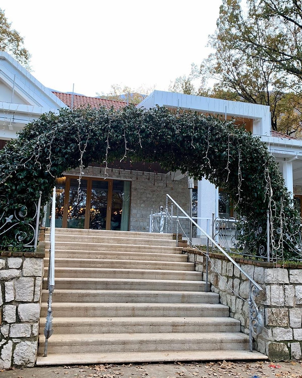 L’ingresso del ristorante Romantica fra il verde